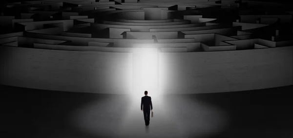 Affärsman börjar en koncentrisk labyrint — Stockfoto