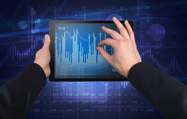 Kézi használ tabletta és ellenőrzése a pénzügyi beszámoló fogalma — Stock Fotó