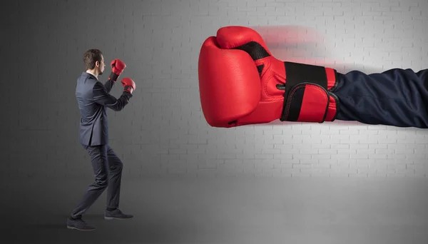 Empresário lutando com luvas de boxe — Fotografia de Stock