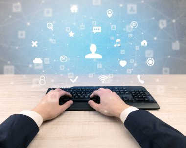 Sosyal Medya Icons çevresinde yazarak zarif işadamı el