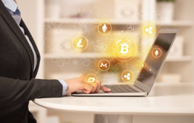 Bitcoin bağlantı ağı ve online kavramı ile dizüstü bilgisayar üzerinde çalışan iş kadın
