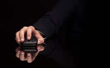 Koyu arka plan üzerinde fare kullanarak ele