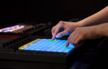 Karıştırma müzik MIDI denetleyicisi üzerindeki el