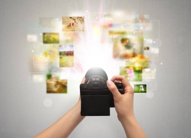 El yaşam olayları digital fotoğraf makinesi ile yakalar.