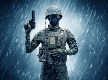 yağmurlu havada duran asker