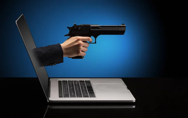 Hand mit Waffe aus Laptop — Stockfoto