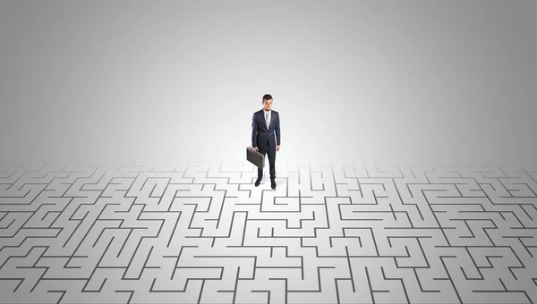 Empresário em pé no meio de um labirinto — Fotografia de Stock