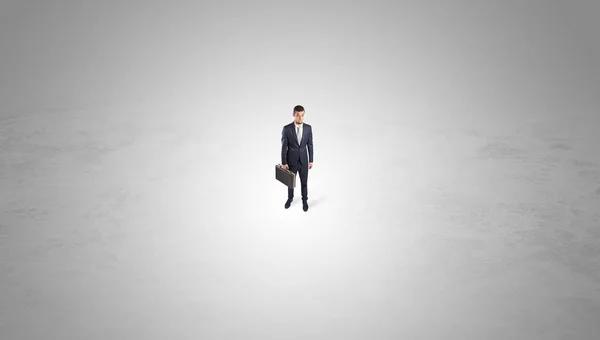 Επιχειρηματίας που στέκεται στη μέση ένα κενό — Φωτογραφία Αρχείου