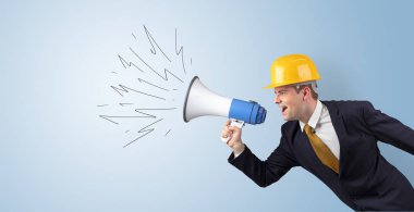 Genç Mimar megafon ile bağırıyor 