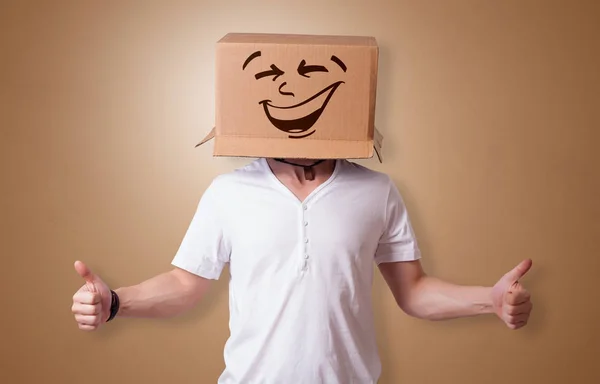 Мальчик с счастливым лицом из картонной коробки — стоковое фото