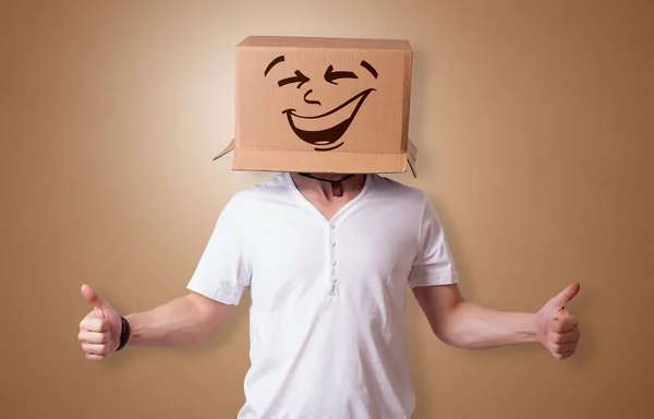 Jovem com cara de caixa de papelão feliz — Fotografia de Stock