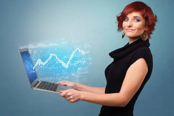 Pénzügyi fogalom laptop tartó női — Stock Fotó