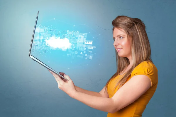 Mujer sosteniendo portátil con notificaciones del sistema basadas en la nube —  Fotos de Stock