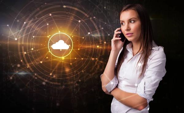 Persona hablando por teléfono con el concepto de tecnología en la nube — Foto de Stock