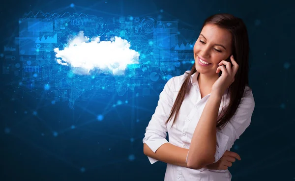 Pessoa falando no telefone com conceito de tecnologia em nuvem — Fotografia de Stock