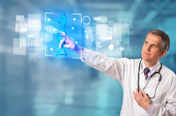 Läkare som vidrör skärmen med biologi och genetiska begrepp — Stockfoto