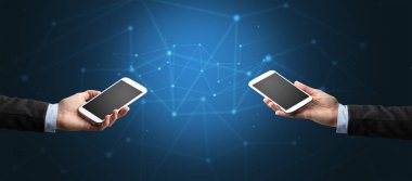 Akıllı telefonlar holding iki eller yakın çekim