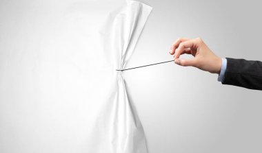 El çekerek beyaz kağıt perde