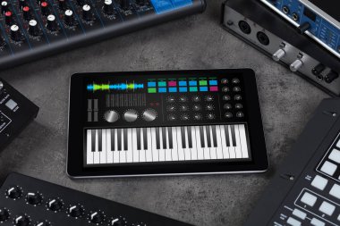 Tablet ve müzik aleti kavramı üzerinde piyano app