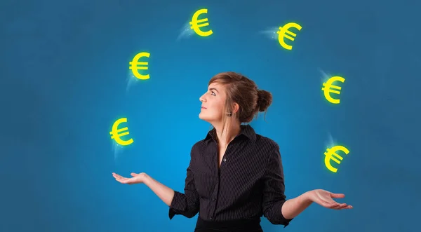Persona malabares con símbolo del euro — Foto de Stock