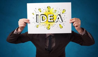Yeni fikir kavramı ile beyaz kağıt tutan kişi