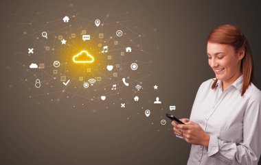 Bulut teknoloji kavramı ile telefon kullanan kişi