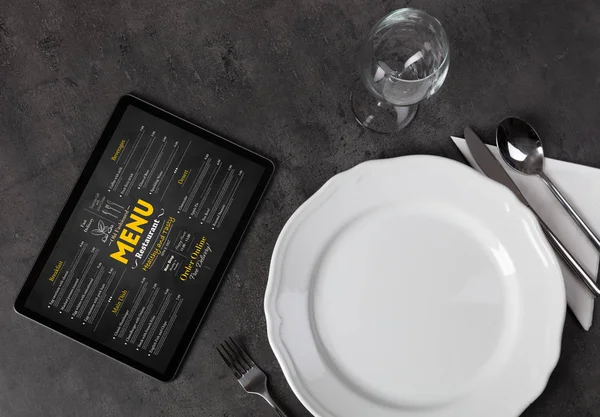 Servies met online menu op Tablet PC — Stockfoto
