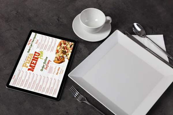 Menu pizza en ligne avec concept vaisselle — Photo