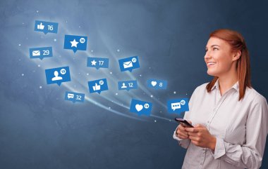 Sosyal medya kavramı ile telefon kullanan genç kişi