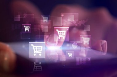 Online alışveriş kavramı ile telefon dokunmak parmak