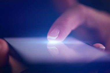 Koyu arka plan ile telefon dokunmak parmak