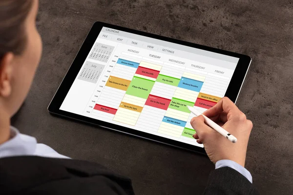 Business woman schedule her program on tablet — Stock Photo, Image