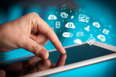 Tablet ile sosyal medya kavramı holding