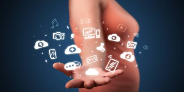 Uygulama simgeleri elinde tutan el