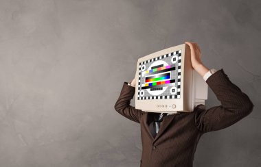 Baş monitör ile genç kişi