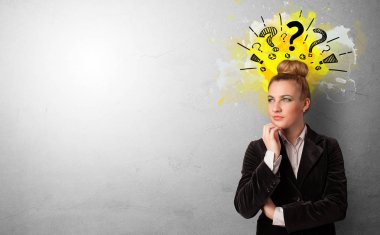 Soru işaretleri olan iş adamı 