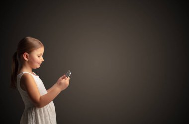 Tablet ile koyu arka plan kullanarak sevimli küçük kız