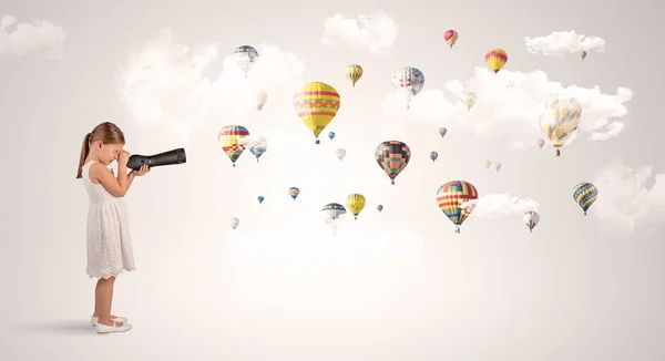 Kind kijken door spyglass lucht ballonnen — Stockfoto