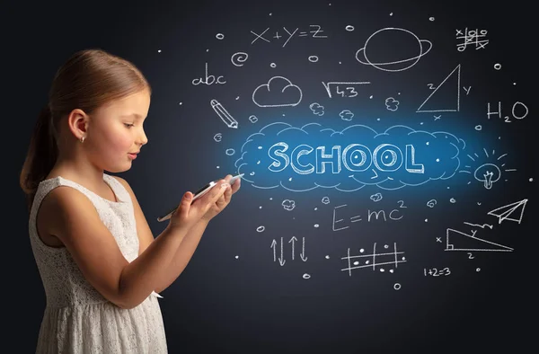 Niño pequeño usando en la tableta con concepto educativo —  Fotos de Stock