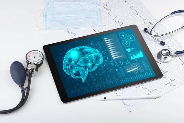 Diagnóstico em tablet com conceito de funcionalidade cerebral — Fotografia de Stock
