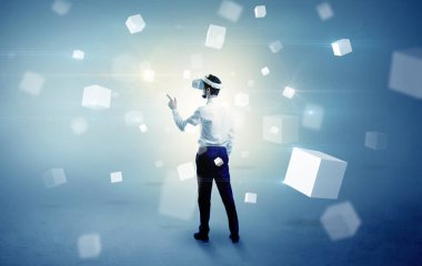 İşadamı vr gözlüğü ve düşen cubes