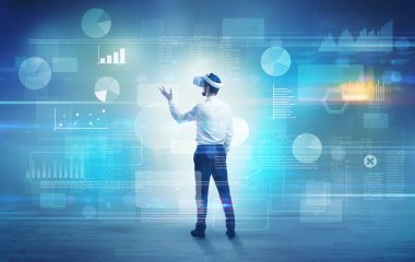 İşadamı vj gözlüklü bir proje denetimi