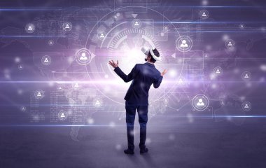 Bağlantı denetimi vj gözlüklü işadamı