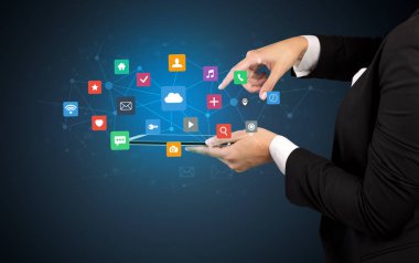 Tablet ve uygulama simgeleri yukarıda tutan el