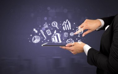 El tutma tablet tebeşir çizilmiş sembolleri yukarıda bulunan