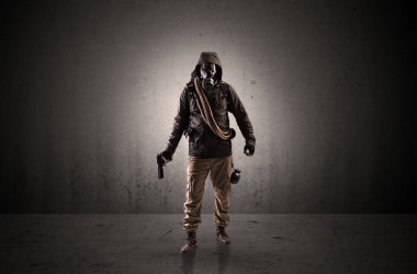 Ajan silah ile karanlık bir alanda