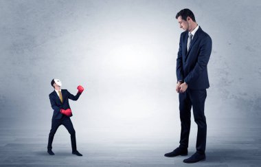 Küçük maskeli işadamı için yalvarıyor işadamı