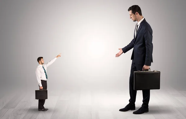 Pequeño empresario señalando a un hombre de negocios gigante — Foto de Stock