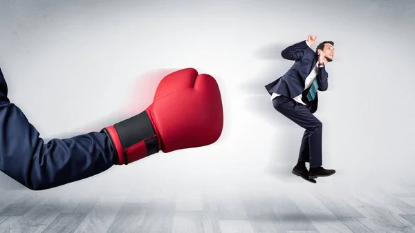 Červené Boxerské rukavice vykrojí malý podnikatel — Stock fotografie