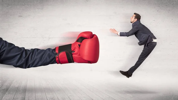 Arm med boxningshandskar träffar office arbetstagare koncept — Stockfoto